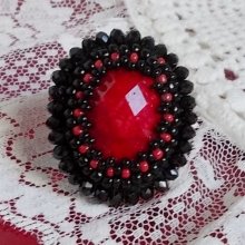 Anillo Medianoche en París bordado con un cabujón facetado rojo y perlas negras redondas